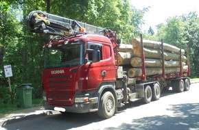 Polizeipräsidium Trier: POL-PPTR: Holztransporter erneut viel zu schwer auf BAB A-1 unterwegs - Fahrer ist völlig uneinsichtig