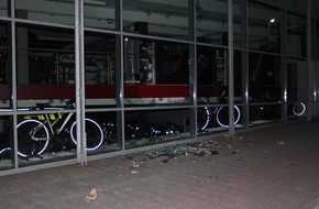 Polizei Rheinisch-Bergischer Kreis: POL-RBK: Bergisch Gladbach - Täter verletzt sich bei Einbruch in Fahrradgeschäft