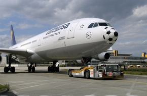 Deutsche Lufthansa AG: Himmlischer Kopfball / Mit dem Fußball über den Wolken hat Lufthansa die Nase vorn - FC Bayern auf Jungfernflug
