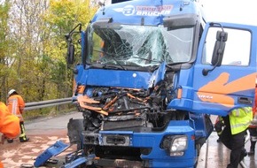 Polizeiinspektion Hildesheim: POL-HI: BAB 7, LK Goslar --- Auffahrunfall mit vier Sattelzügen und zwei verletzten Personen