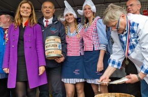 Holländisches Fischbüro: Die Matjes-Saison 2012 ist eröffnet - Erstes Fässchen der Saison kommt für 18.300 Euro unter den Hammer! (BILD)