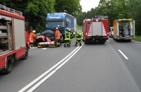 Polizeiinspektion Hameln-Pyrmont/Holzminden: POL-HOL: Bundesstraße 64 - Gemarkung Eschershausen: 39-jähriger PKW-Fahrer tödlich verletzt - Ins Schleudern geraten und mit Lastzug zusammengeprallt -
