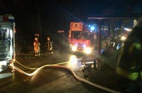 Feuerwehr Altenbeken: FW-PB: Mülltonnen in Brand: Übergreifen auf Wohnhaus verhindert