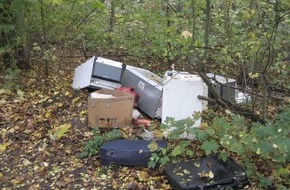 Polizei Duisburg: POL-DU: Hochemmerich: Sechs alte Kühlgeräte im Gebüsch entsorgt - Zeugen gesucht