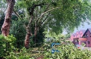 Feuerwehr Oberhausen: FW-OB: Unwetterlage in Oberhausen - Feuerwehr im Dauereinsatz