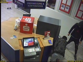 Hier versuchen diese beiden Jugendlichen, einen Geldautomaten aufzubrechen.