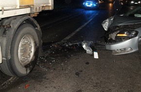 Polizei Duisburg: POL-DU: Hüttenheim: VW-Fahrer fährt gegen geparkten Lkw-Auflieger und verletzt sich