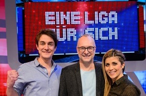 Sky Deutschland: In bester Gesellschaft: Frank Buschmann, Bastian Pastewka, Dwayne "The Rock" Johnson und Téa Leoni im August auf Sky 1
