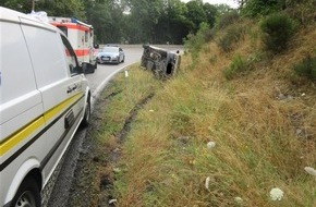 Polizeidirektion Trier: POL-PDTR: Verkehrsunfall aufgrund einer Ölspur