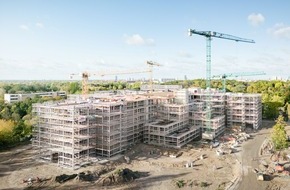 HOWOGE Wohnungsbaugesellschaft mbH: Rohbau für größten Schulbau Berlins fertiggestellt: Regierende Bürgermeisterin Franziska Giffey besucht Baustelle