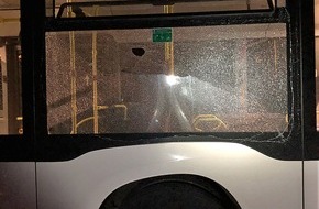 Polizei Mettmann: POL-ME: Linienbus durch Steinwurf beschädigt - die Polizei ermittelt - Erkrath - 2206025