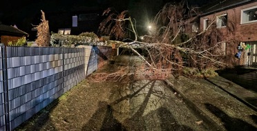 FW Grevenbroich: Bäume auf Autos, Spielplatz, Straßen überflutete Keller / Sturm Zoltan beschert Feuerwehr eine der einsatzreichsten Nächte des Jahres - gut 100 Helfer im Dauereinsatz - Warnung vor Waldspaziergängen