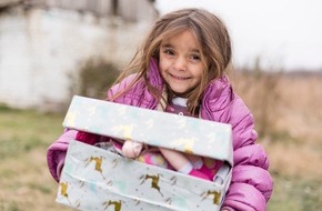 Samaritan's Purse e. V.: Abgabewoche von "Weihnachten im Schuhkarton" startet am 8.11. / Mehr als 4.500 Abgabestellen nehmen Geschenkp&auml;ckchen entgegen