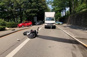 Polizeipräsidium Westpfalz: POL-PPWP: Auffahrunfall: Motorradfahrer stürzt