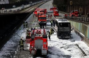Feuerwehr Essen: FW-E: Brennender Reisebus auf der A40, keine Verletzten, Bus Totalschaden,