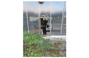 Kreispolizeibehörde Märkischer Kreis: POL-MK: Einbruch in Lagerhalle mit Vandalismus / Zigarettenautomat sprengsicher