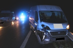 Polizei Minden-Lübbecke: POL-MI: Kleintransporter kommt auf glatter Straße ins Schleudern