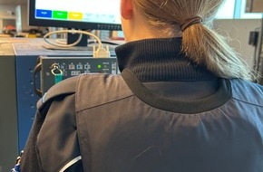 Hauptzollamt Duisburg: HZA-DU: Anw&auml;rterin des Hauptzollamts Duisburg deckt Schmuggel von Goldschmuck am Flughafen Weeze auf