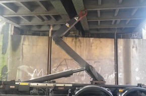 Polizei Düren: POL-DN: Lkw blieb an der Brücke hängen