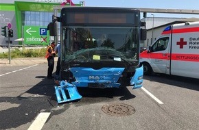 Polizeipräsidium Westpfalz: POL-PPWP: Unfall: Taxi kollidiert mit Linienbus