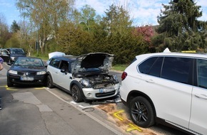 Polizei Rheinisch-Bergischer Kreis: POL-RBK: Bergisch Gladbach - Fuß im Pedal steckengeblieben: 83-Jähriger rast ungebremst in wartende Autos