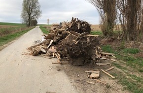 Polizeiinspektion Hildesheim: POL-HI: Illegale Müllentsorgung im großen Ausmaß in Feldmark Mahlum - Zeugenaufruf