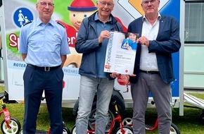Kreispolizeibehörde Rhein-Sieg-Kreis: POL-SU: Spielend Verkehrsregeln lernen - Übergabe des "Rote-Ritter-Mobils"
