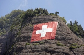 STAMOID AG: Grösste Schweizerfahne der Welt über der Rigi