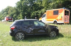 Kreispolizeibehörde Höxter: POL-HX: Unfall mit Personenschaden, Pkw kommt von Straße ab
