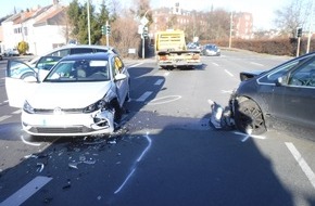 Polizei Düren: POL-DN: Verkehrsunfall mit einem Leichtverletzten und erheblichem Sachschaden