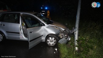 Polizeipräsidium Oberhausen: POL-OB: Alleinunfall bei Nässe - Pkw kommt von der Fahrbahn ab, zwei Verletzte