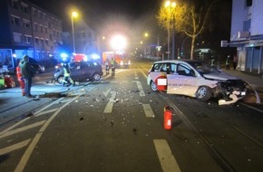 Feuerwehr Mülheim an der Ruhr: FW-MH: Schwerer Verkehrsunfall mit fünf  Personen - Vollsperrung Aktienstraße Kreuzung Sandstraße