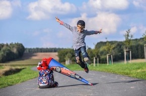 HUK-COBURG: Ein Schulweg muss vor allem sicher sein / Haftungsprivileg für Kinder - Autofahrer müssen aufpassen: Fuß vom Gas