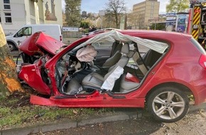 Polizeiinspektion Saarbrücken-Stadt: POL-SBR-STADT: Verkehrsunfall mit eingeklemmter Person und anschließender Behinderung der Rettungskräfte durch Schaulustige und Angehörige