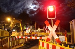 Polizei Minden-Lübbecke: POL-MI: Bei geschlossener Schranke Gleise überquert: Radfahrer von Bahn erfasst