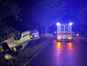 FW-AUR: Betriebsstoffe aus überschlagenem PKW ausgetreten