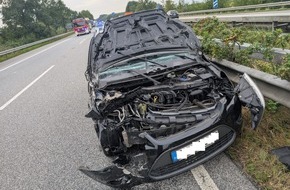 Polizeiinspektion Cuxhaven: POL-CUX: Verkehrsunfall zwischen PKW und LKW auf der BAB27 im Bereich Stotel - eine Person leicht verletzt - kurzfristige Vollsperrung (Foto im Anhang)