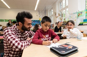 DEICHMANN SE: DEICHMANN-Mitarbeiter helfen Erstklässlern / Auszubildende unterstützen Leseprogramm in der Dürerschule in Essen-Borbeck