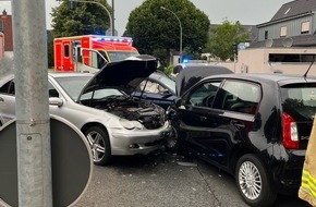 Polizei Bochum: POL-BO: Unfall im Kreuzungsbereich: Vier beschädigte Pkw und fünf Leichtverletzte