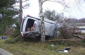 Polizeiinspektion Cuxhaven: POL-CUX: Pkw eines Rentners nach Zusammenstoß mit Straßenbaum in die Luft katapultiert - 72-Jähriger leicht verletzt (Bilder als Download)+ Kupferdiebe in Lamstedt+Mutwillige Beschädigungen in Beverstedt u.a.