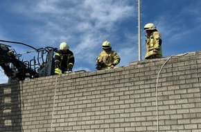 Freiwillige Feuerwehr der Stadt Goch: FF Goch: Feuer nach Dacharbeiten