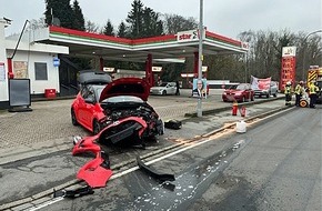 Polizei Mettmann: POL-ME: Beim Einfahren in den fließenden Verkehr verunfallt - Wülfrath - 2502056