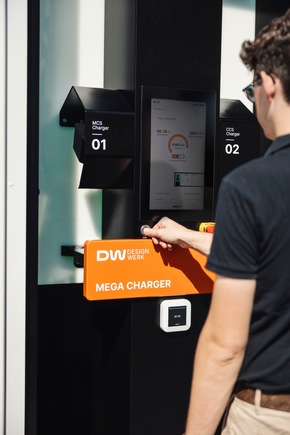 Elektro-LKW lädt erstmals mit über 1,1 Megawatt Leistung