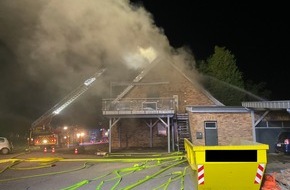 Freiwillige Feuerwehr Alpen: FW Alpen: Ausgedehnter Brand eines Dachstuhls