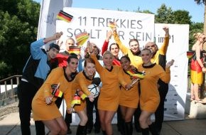 Sky Deutschland: Bilderstrecke FIFA WM 2010: Galaktische Hilfe für Jogis Jungs / "Star Trek"-Besatzung feiert Einzug ins WM-Halbfinale