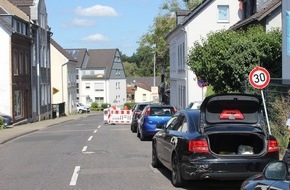 Polizei Rheinisch-Bergischer Kreis: POL-RBK: Bergisch Gladbach - Zeugen nach Verkehrsunfallflucht gesucht