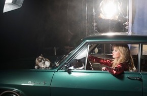 Opel Automobile GmbH: Opel-Kalender 2017: Ellen von Unwerth fotografiert Georgia May Jagger und "Grumpy Cat" in den Studios Babelsberg (FOTO)