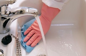 Berufsgenossenschaft für Gesundheitsdienst und Wohlfahrtspflege (BGW): Zu viel Wasser macht die Haut kaputt / BGW: Hände in Beruf und Haushalt vor Feuchtigkeit schützen (BILD)