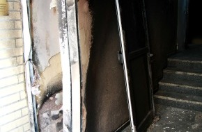 Feuerwehr Essen: FW-E: Brennende Briefkästen in einem Mehrfamilienhaus, sechs Verletzte, hoher Sachschaden