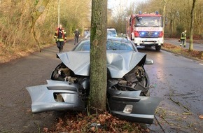 Kreispolizeibehörde Rhein-Kreis Neuss: POL-NE: Alkoholisierter Autofahrer kollidiert frontal mit Baum